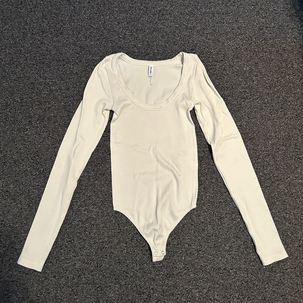SinchSeamless™ Scoopneck Longsleeve Bodysuit from Aritzia in Birch Size Small